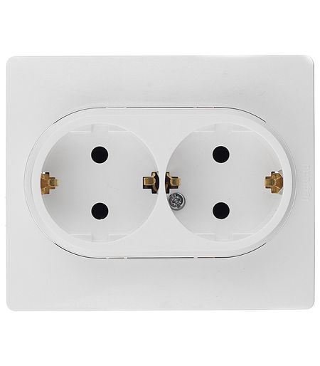 Розетка Legrand Etika встраиваемая белая (672223/672272)