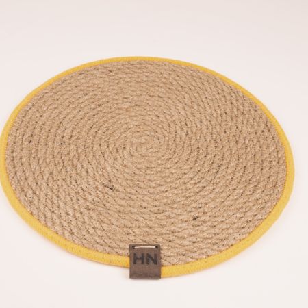 Салфетка-циновка декоративная Nevidanas Home с желтым кантом 22 см