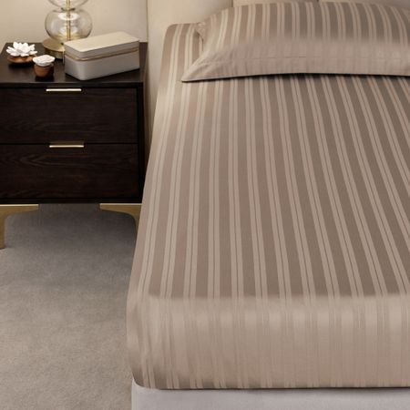 Простыня на резинке Togas Саккард бежевый 180x200+35