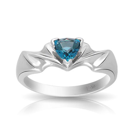 Серебряное кольцо с ювелирным стеклом серебряное кольцо с корундом и ювелирном стеклом с фианитами