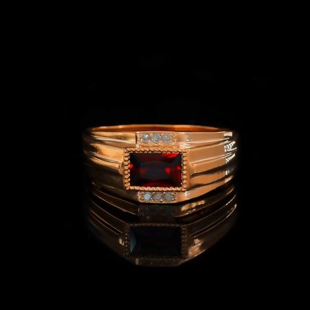 Золотая печатка с гранатом и бриллиантами
