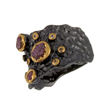 Серебряное кольцо с рубинами, фианитами, чернением и позолотой серебряное кольцо с рубинами и фианитами