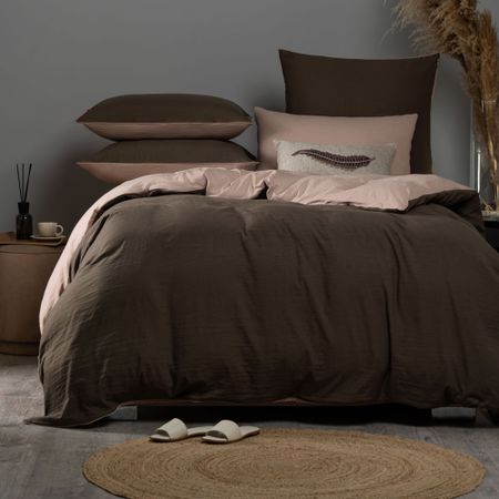 Комплект постельного белья Sleepix Юко темно-коричневый/розовый семейный