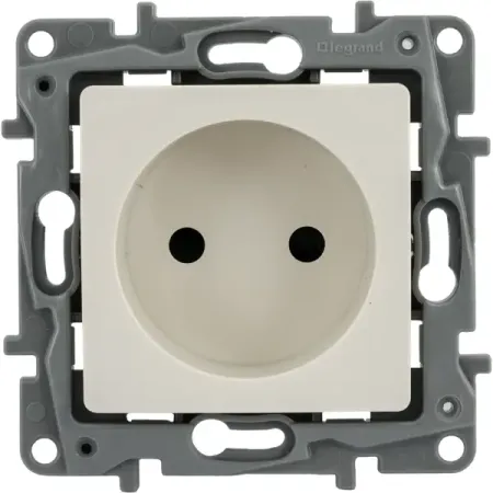 Розетка без заземления - Legrand Etika - со шторками 16А 250В винтовые зажимы - слоновая кость