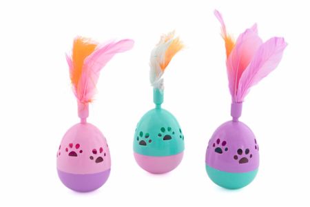 Игрушки WOGY Игрушка-неваляшка для кошек с перьями и колокольчиком в ассортименте (134 г)