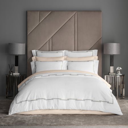 Комплект постельного белья Togas Металиси с вышивкой белый Семейный/дуэт