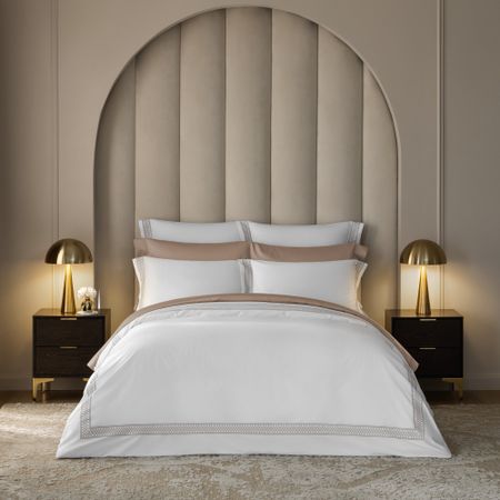 Комплект постельного белья Togas Персефона с вышивкой белый/бежевый Полуторный