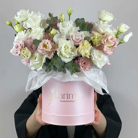 Букет живых цветов MARIMAY «Легкость чувств» — монобукет из белой и розовой эустомы с эвкалиптом в шляпной коробке