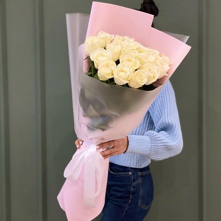 Букет живых цветов PION KLD Белые розы в нежной упаковке