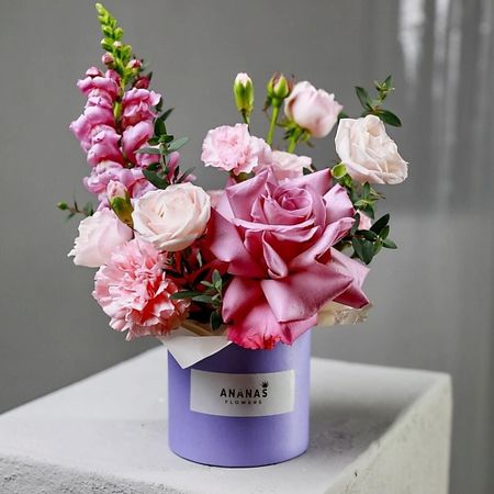 Букет живых цветов ANANAS FLOWERS Авторская сборная композиция в коробке