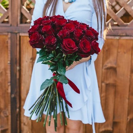 Букет живых цветов GREEN STUDIO Букет из 25 роз Premium Explorer оригинальный комплект oem брызговиков брызговики брызговики для 2020 2023 ford explorer