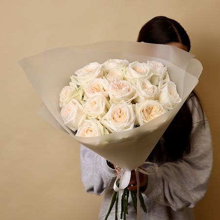 Букет живых цветов БУКЕТНЫЙ ДОМИК Моно-букет из 15 роз Охара миниатюрный домик из смолы