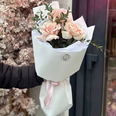 Букет живых цветов DARI ЦВЕТЫ Букет из французских роз с эвкалиптом букет живых ов дари ы букет 11 французских роз с зеленью