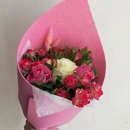 Букет живых цветов ВОРНИКОВ - БУКЕТЫ VORNIKOV BOUQUETS Букет с розами Милый комплимент крючок для ключей милый кот