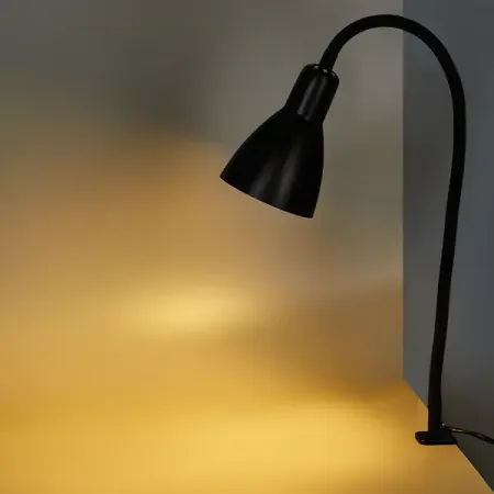 Рабочая лампа Camelion на струбцине гибкая цвет черный