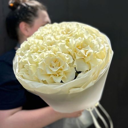 Букет живых цветов VIBE СТУДИЯ ЦВЕТОВ И ПОДАРКОВ Букет из 7 белых французских вывернутых роз букет живых ов дари ы букет 11 французских роз с зеленью