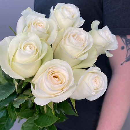 Букет живых цветов ЦВЕТЫ ДЛЯ ВАС Букет из 7 белых роз (Эквадор) 60 см