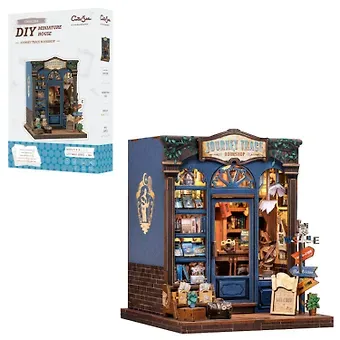 CWGC204 Конструктор интерьерный  – сборный домик CuteBee - Книжный магазин «По Следам Путешествий», 241 деталей (материалы: дерево, картон, пластик, металл), со световыми эффектами (подсветка интерьера), с питанием от 2хААА батареек (не включены), серия D