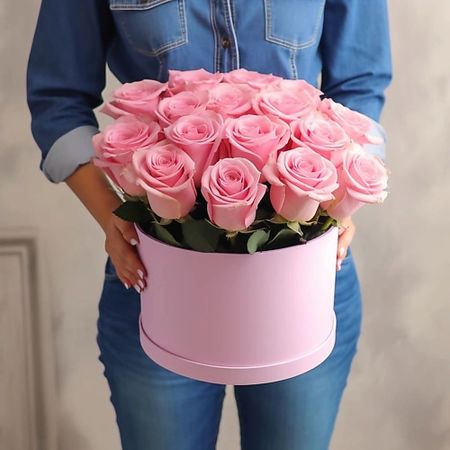 Букет живых цветов AZALIANOW ЦВЕТЫ. ПОДАРКИ. ДЕКОР Букет из 17 розовых роз в коробке