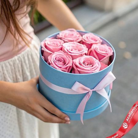 Букет живых цветов AZALIANOW ЦВЕТЫ. ПОДАРКИ. ДЕКОР Букет из 7 розовых роз в коробке