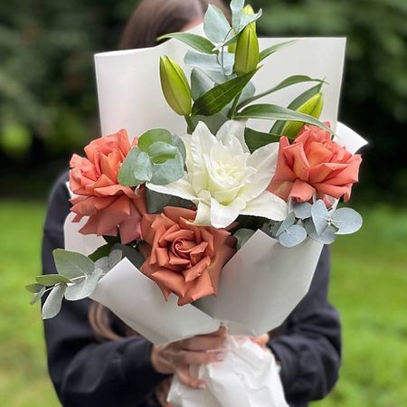 Букет живых цветов LE BOUQUET Букет с лилией и розами гелевые ручки с кристаллами и розами черные 4 шт