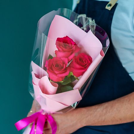 Букет живых цветов ЦВЕТНИК ЦВЕТЫ И ПОДАРКИ Букет из 3 малиновых роз Эквадор