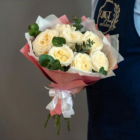 Букет живых цветов ЦВЕТНИК ЦВЕТЫ И ПОДАРКИ Букет пион роз Кендилайт с эвкалиптом в оформлении