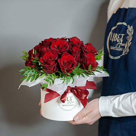 Букет живых цветов ЦВЕТНИК ЦВЕТЫ И ПОДАРКИ Красная роза в шляпной коробке