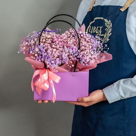Букет живых цветов ЦВЕТНИК ЦВЕТЫ И ПОДАРКИ Сумочка с розовой и лавандовой гипсофилой maxgoods парчовая сумочка для украшений