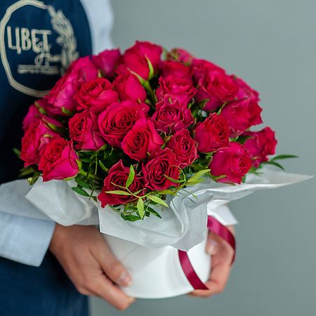 Букет живых цветов ЦВЕТНИК ЦВЕТЫ И ПОДАРКИ Малиновые кенийские розы в шляпной коробке
