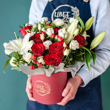 Букет живых цветов ЦВЕТНИК ЦВЕТЫ И ПОДАРКИ Красно-белый букет в шляпной коробке