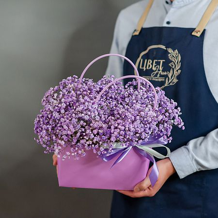Букет живых цветов ЦВЕТНИК ЦВЕТЫ И ПОДАРКИ Сумочка с лавандовой гипсофилой maxgoods парчовая сумочка для украшений