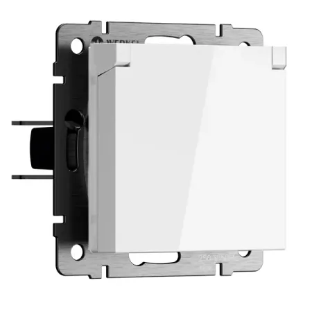 Розетка встраиваемая Werkel с заземлением с крышкой и шторками цвет белый