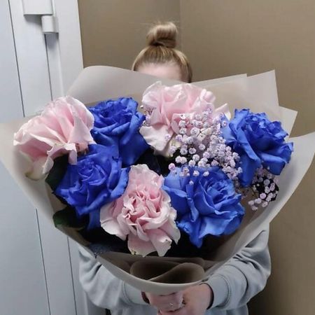 Букет живых цветов ДАРИ ЦВЕТЫ Букет из синих и розовых французских роз букет живых ов дари ы букет 11 французских роз с зеленью