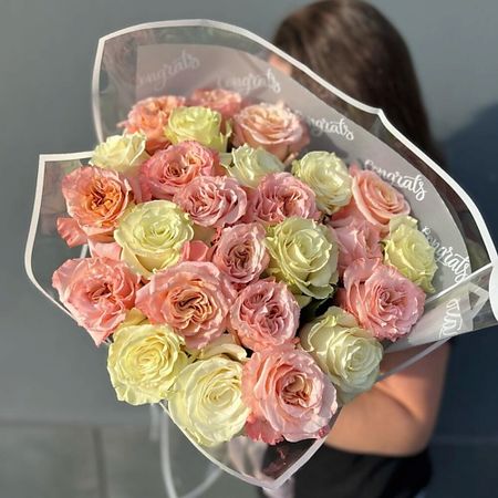 Букет живых цветов ДАРИ ЦВЕТЫ Микс из пионовидных роз