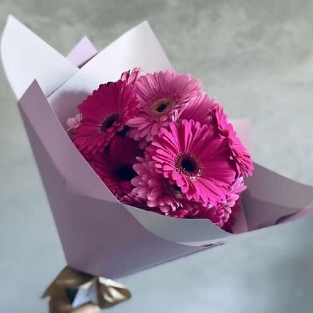 Букет живых цветов ДАРИ ЦВЕТЫ Монобукет из розовых гербер букет живых ов 4 сезона монобукет из 15 ярко розовых роз