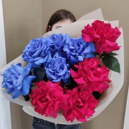Букет живых цветов ДАРИ ЦВЕТЫ Букет из синих и малиновых французских роз букет живых ов дари ы букет 11 французских роз с зеленью