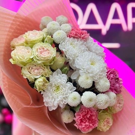 Букет живых цветов ДАРИ ЦВЕТЫ Авторский букет с кустовыми розами и хризантемами