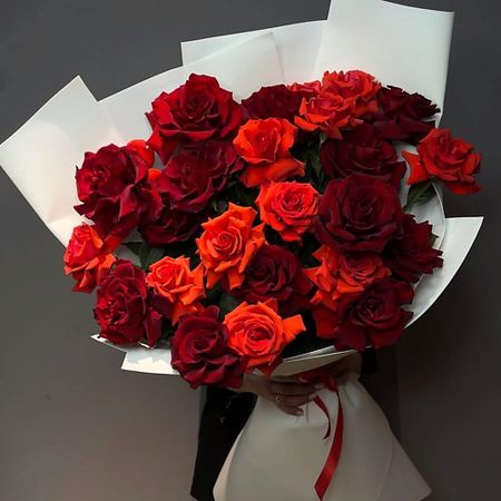 Букет живых цветов ДАРИ ЦВЕТЫ Букет гигант Страсть из французских роз букет живых ов дари ы букет 11 французских роз с зеленью