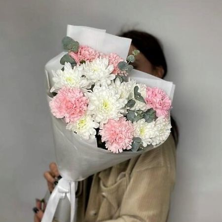 Букет живых цветов ДАРИ ЦВЕТЫ Милый букет из пушистых хризантем и розовых диантусов крючок для ключей милый кот