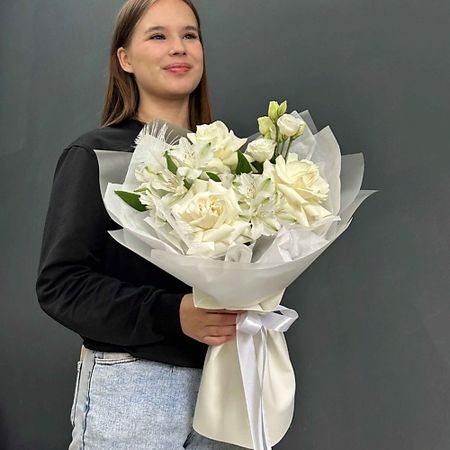 Букет живых цветов ЛАЙФБУКЕТ Букет из белых роз и альстромерий 