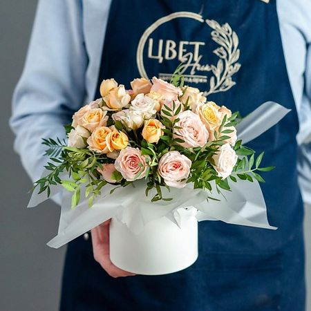 Букет живых цветов ЦВЕТНИК ЦВЕТЫ И ПОДАРКИ Кустовая роза в шляпной коробке размер S