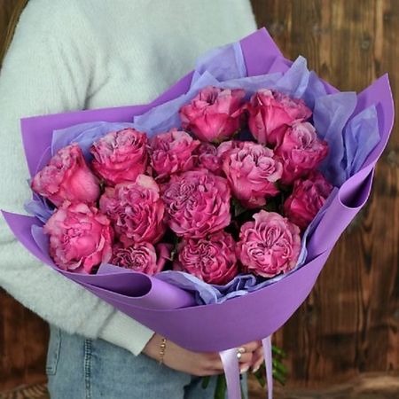 Букет живых цветов MILOTTA FLORAL SHOP 15 пионовидных роз Кантри блюз корзина econova floral 30х19 5х9 5 см