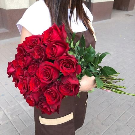 Букет живых цветов MILOTTA FLORAL SHOP 21 бордовая роза корзина econova floral 30х19 5х9 5 см