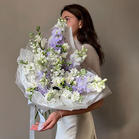 Букет живых цветов VERESK Пышный букет с дельфиниумом, нежными фрезиями и белой маттиолой. Veresk 431 ивы белой коры экстракт с байкалином капс 30