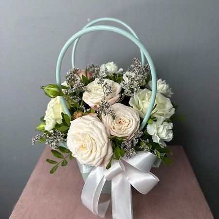 Букет живых цветов ARTISHOK Цветы в коробке пионовидная Роза и диантус