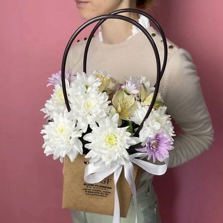 Букет живых цветов GLOW FLOWERS Сумочка с хризантемой и альстромерией maxgoods парчовая сумочка для украшений