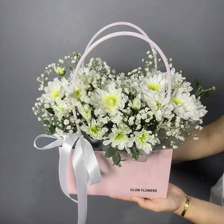 Букет живых цветов GLOW FLOWERS Сумочка с хризантемой и гипсафилой maxgoods парчовая сумочка для украшений