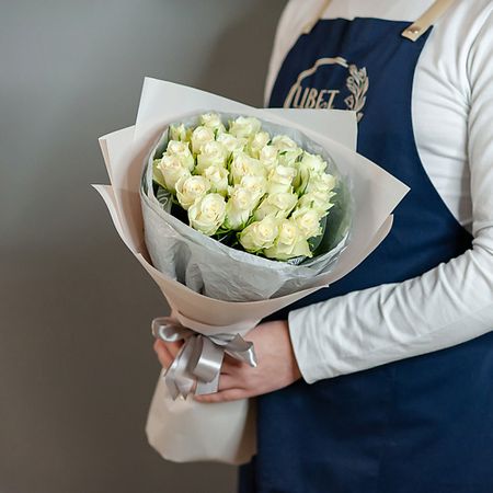 Букет живых цветов ЦВЕТНИК ЦВЕТЫ И ПОДАРКИ 25 белой кенийской розы в бежевом оформлении ивы белой коры экстракт с байкалином капс 30