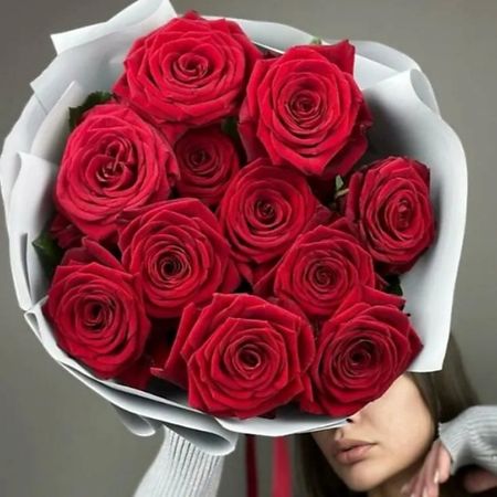 Букет живых цветов FLORY.ME 11 подмосковных бордовых роз